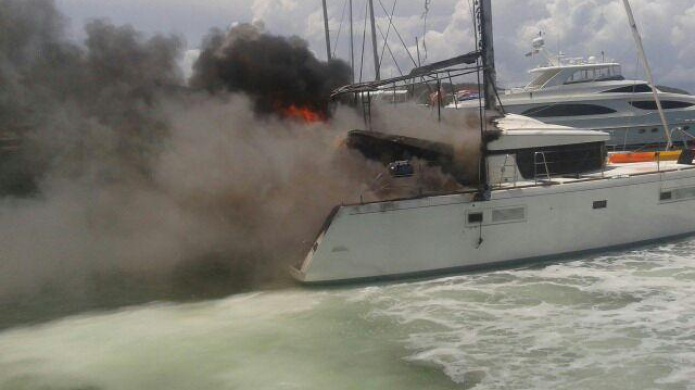 SE INCENDIA EMBARCACIÃN DEDICADA A EXCURSIONES EN PUERTO DE FAJARDO 