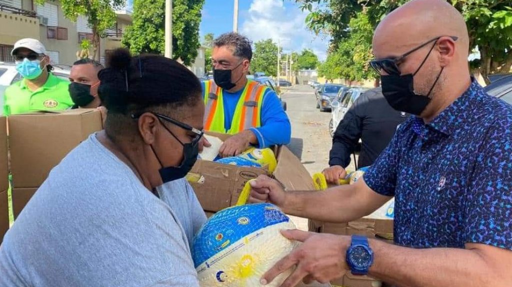  Fajardo reparte 1,800 pavos en residenciales p&uacute;blicos 