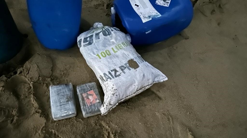  Federales incautan 90 kilos de coca&iacute;na en yola abandonada en Quebradillas 