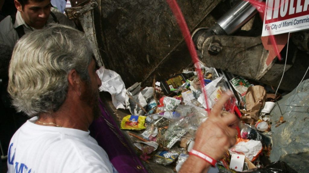  Un hombre gravemente herido al caer dentro de un cami&oacute;n de basura en Miami 