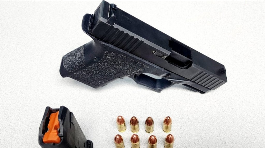  Hallan arma de fuego en veh&iacute;culo abandonado en el Residencial Campo Alegre de Manat&iacute; 