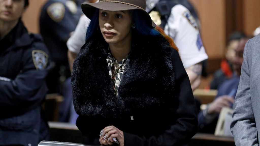  Juez proh&iacute;be a rapera Cardi B acercarse a camareras que supuestamente agredi&oacute; 