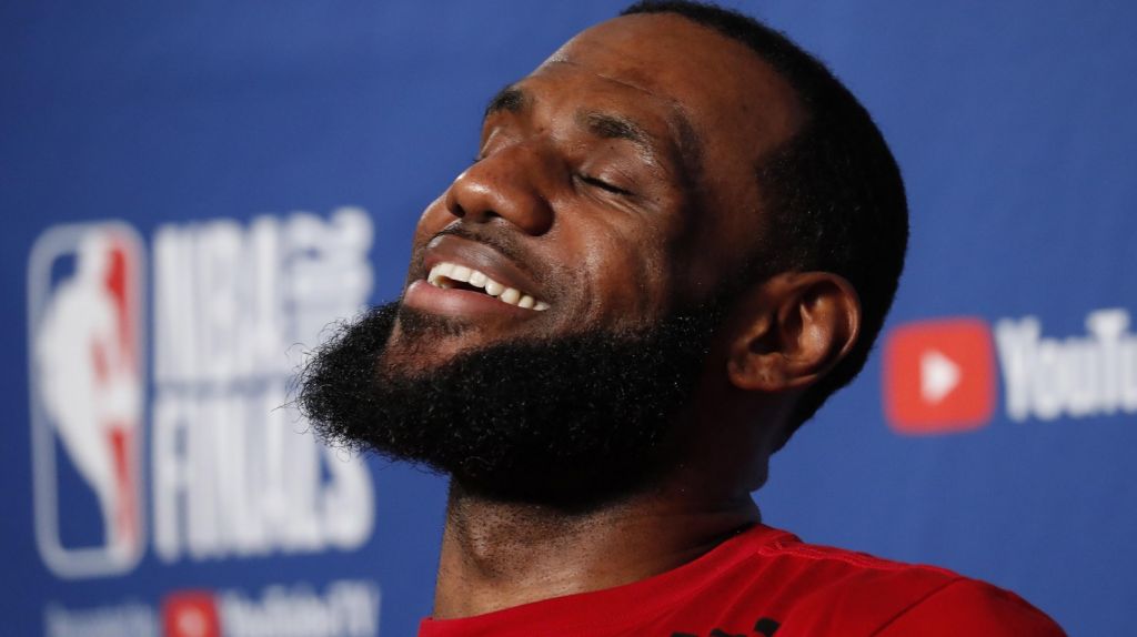  James ya lidera la venta de camisetas por Internet con la nueva de los Lakers 