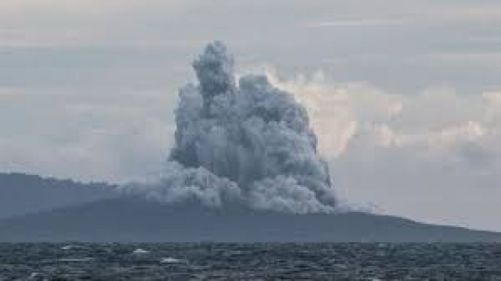  Vea im&aacute;genes evidencian el derrumbe del volc&aacute;n indonesio que provoc&oacute; un tsunami y con m&aacute;s de 430 muertos 