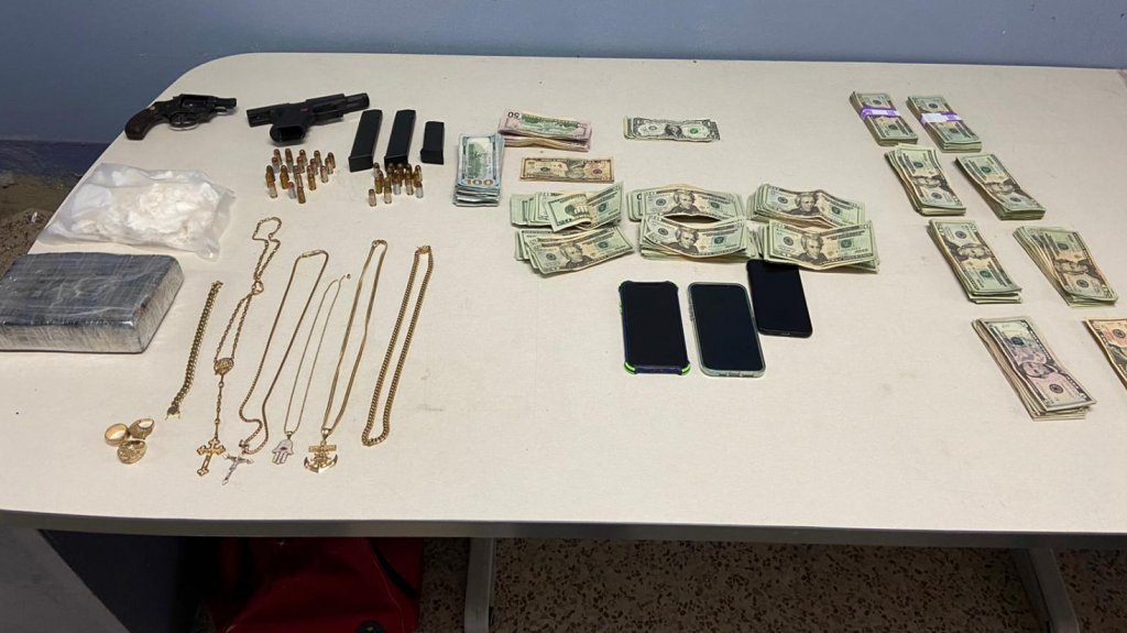  Arrestan a dos en Barrio Obrero con dos kilos de coca&iacute;na, dos Pistolas y casi 30 mil en efectivo 
