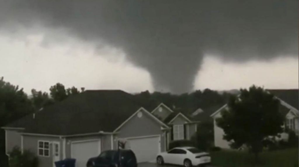  Video de los Tornados que dejaron 3 muertos y m&aacute;s de 20 heridos en Missouri 