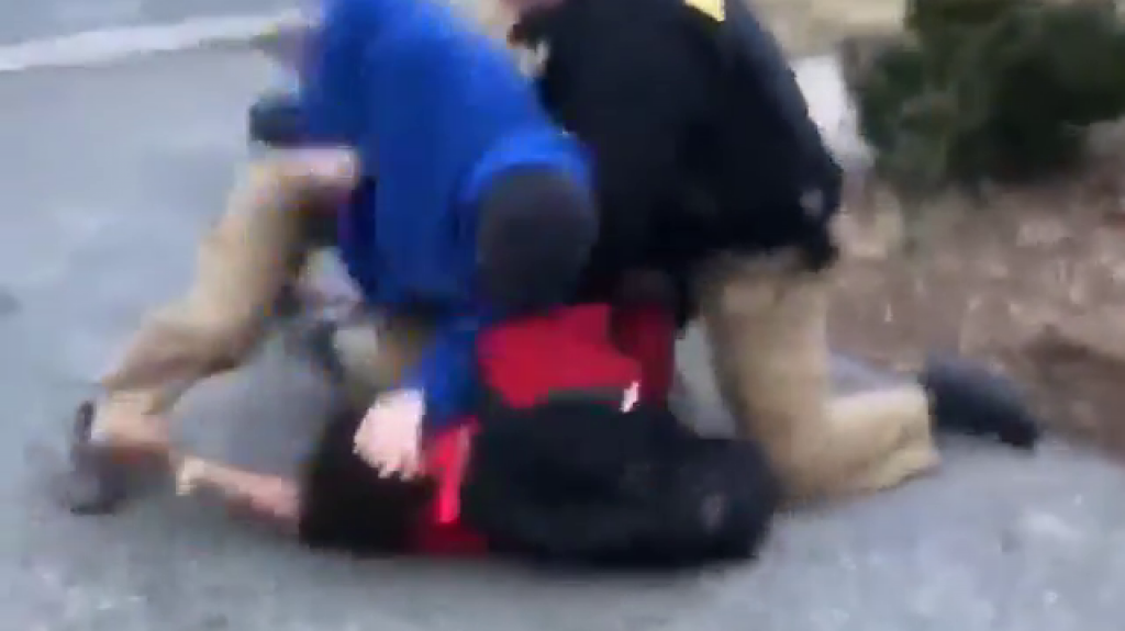  VIDEO: Polic&iacute;a golpea en la cabeza a adolescente durante una redada antidrogas en EE.UU. 