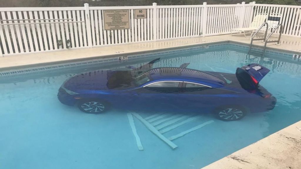  Fotos: Veh&iacute;culo en la Florida, cae en una piscina con todos sus ocupantes &nbsp; 