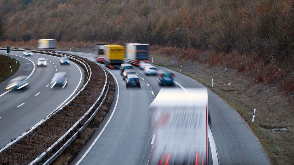  VIDEO: Aautomovilista se salva de ser aplastado por un contenedor que cae de un cami&oacute;n en una autopista 