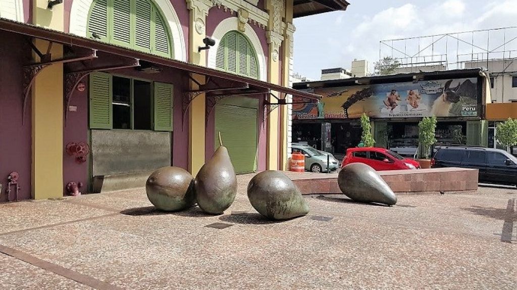  Le roban cartera a una mujer que se encontraban frente a los aguacates en La Placita de Santurce 