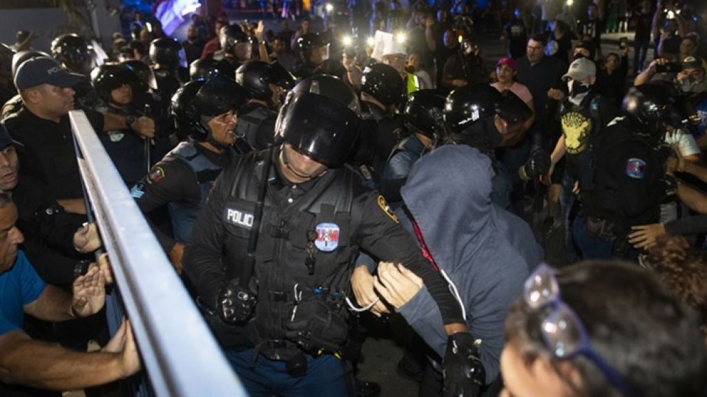  Video: Polic&iacute;a aclara que humo lanzado hoy a manifestantes en Guaynabo no era Gas lacrim&oacute;geno 