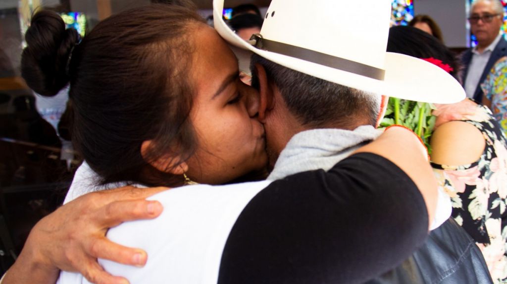  Padres mexicanos se re&uacute;nen en EEUU con sus hijos tras d&eacute;cadas de separaci&oacute;n 