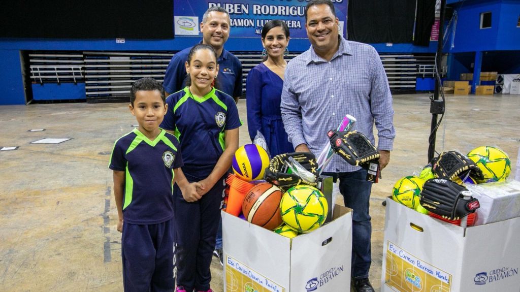  Escuelas, gimnasios de boxeo y clubes de b&eacute;isbol reciben equipos deportivos 