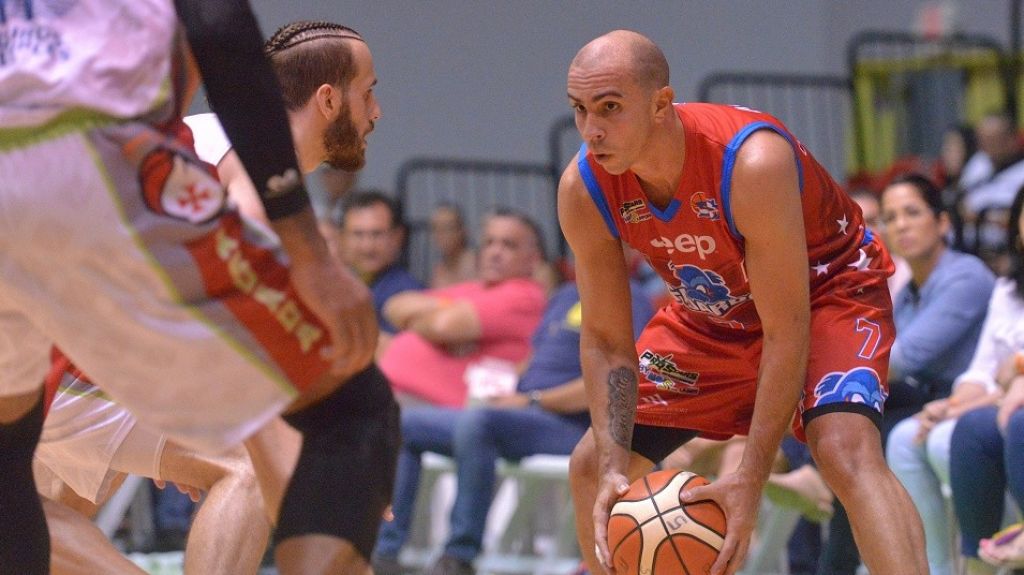  Suspendido por 10 juegos Carlos Arroyo por violación del tope salarial 