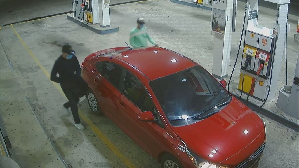  Fotos: Quedaron retratados asaltando gasolinera de Toa Alta 
