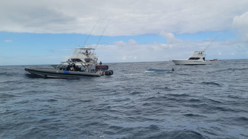  Video: Momento en que rescatan pescadores luego que se virara embarcaci&oacute;n en San Juan 