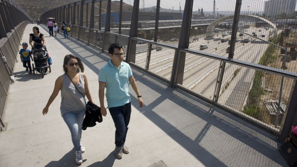 Cientos de inmigrantes esperan en cruce fronterizo respuesta a peticiÃ³n asilo