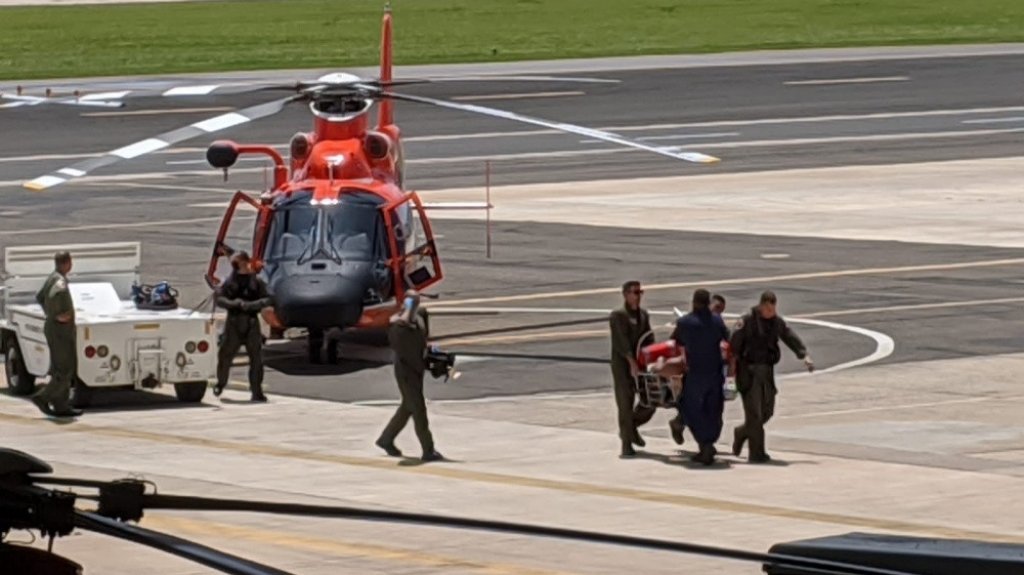  Guardia Costera rescata a un hombre que se ahogaba en Poza del Obispo 