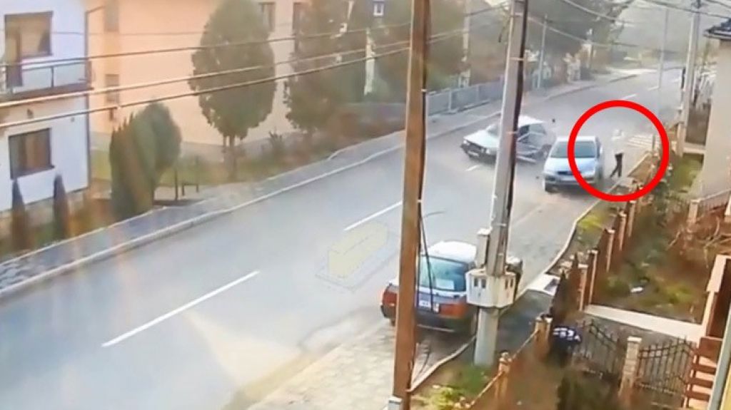  VIDEO: Un hombre se salva por pelos de ser arrollado por dos carros que chocaron 