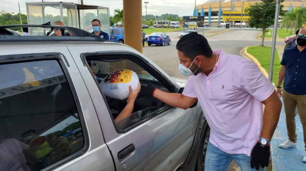  Municipios de Arecibo y Fajardo entregaron pavos para Acci&oacute;n de Gracias 