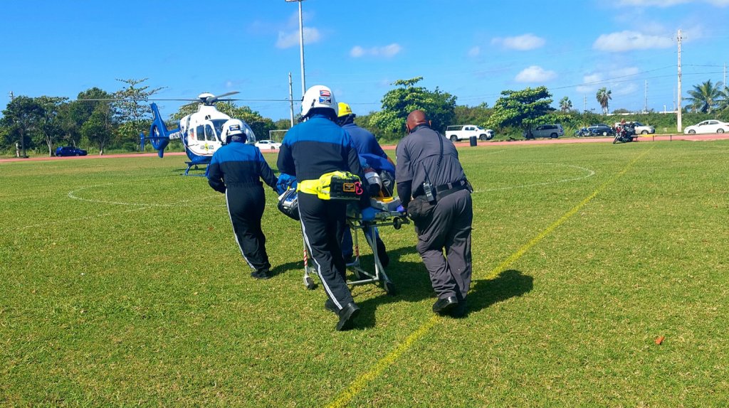  Fotos: Transportan en ambulancia a&eacute;rea a motociclista accidentado en Hatillo 