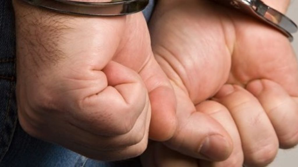  Arrestado tras chocar y dejar dos heridos en medio de persecuci&oacute;n por veh&iacute;culo robado 