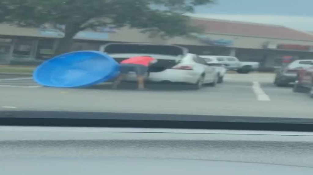  Video: Ella compro su piscina pl&aacute;stica en Kissimmee, Florida, pero no sab&iacute;a como llev&aacute;rsela 