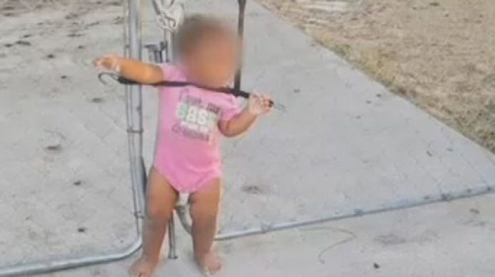 Hallan a niÃ±a atada con un cable a reja metÃ¡lica en EE.UU.