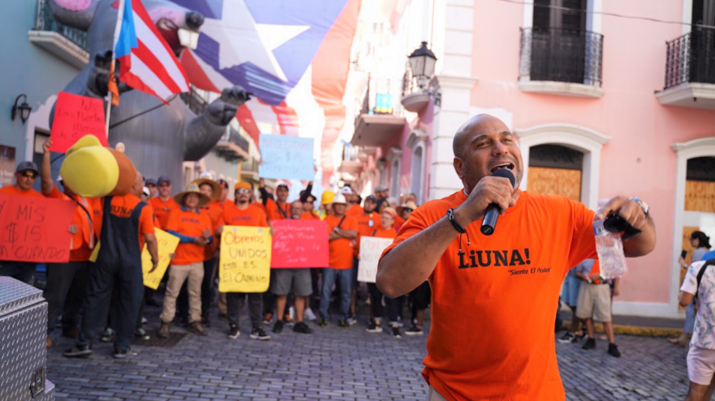  Trabajadores de construcci&oacute;n protestan por propuesta que reducir&iacute;a salario de 15 d&oacute;lares la hora 
