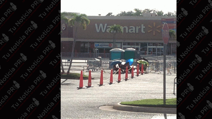 Llegan los primeros para hacer fila en Escorial plaza para el "Black Friday"