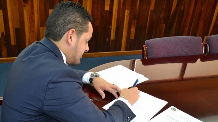 Secretario de Corrección firma orden que promueve empleo para los confinados