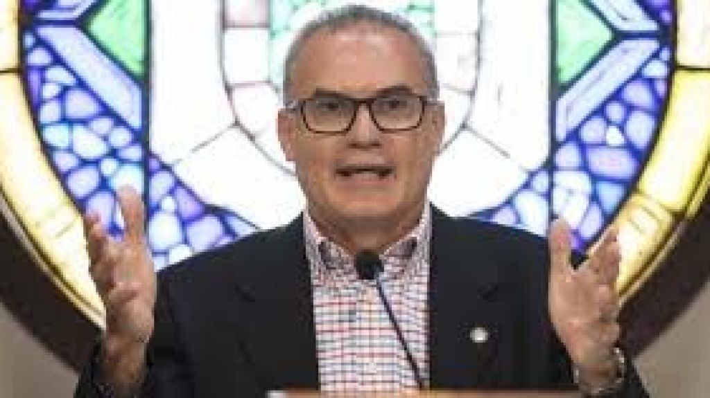  Representante V&iacute;ctor Par&eacute;s le sale al paso a H&eacute;ctor Ferrer por acuerdo con la AEE 