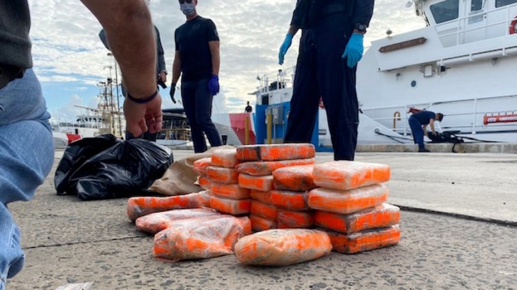  Transfieren a agentes federales a cuatro dominicanos sorprendidos con 50 kilos de coca&iacute;na frente a las costas de Aguadilla 