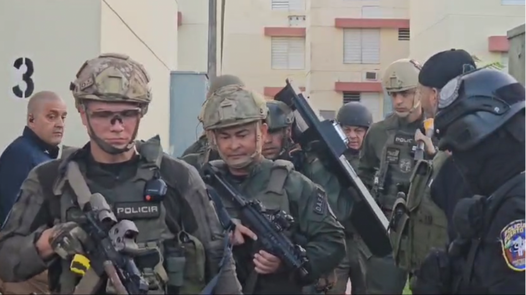  Momento en que policía realiza arresto de 6 personas en San Lorenzo y Toa Baja 
