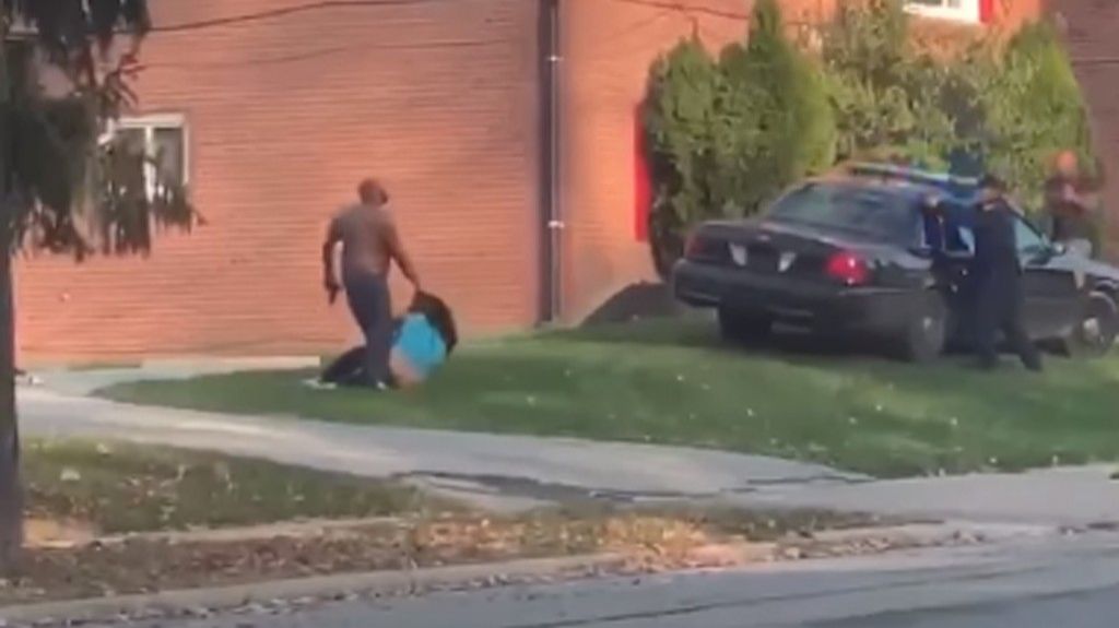  Video: Momento en que polic&iacute;a en Cleveland rescatan a una mujer de un hombre que la amenazaba con una pistola 