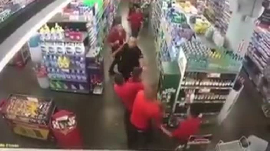  Video: Pelea entre dos empleados de supermercado Selectos en Coamo 