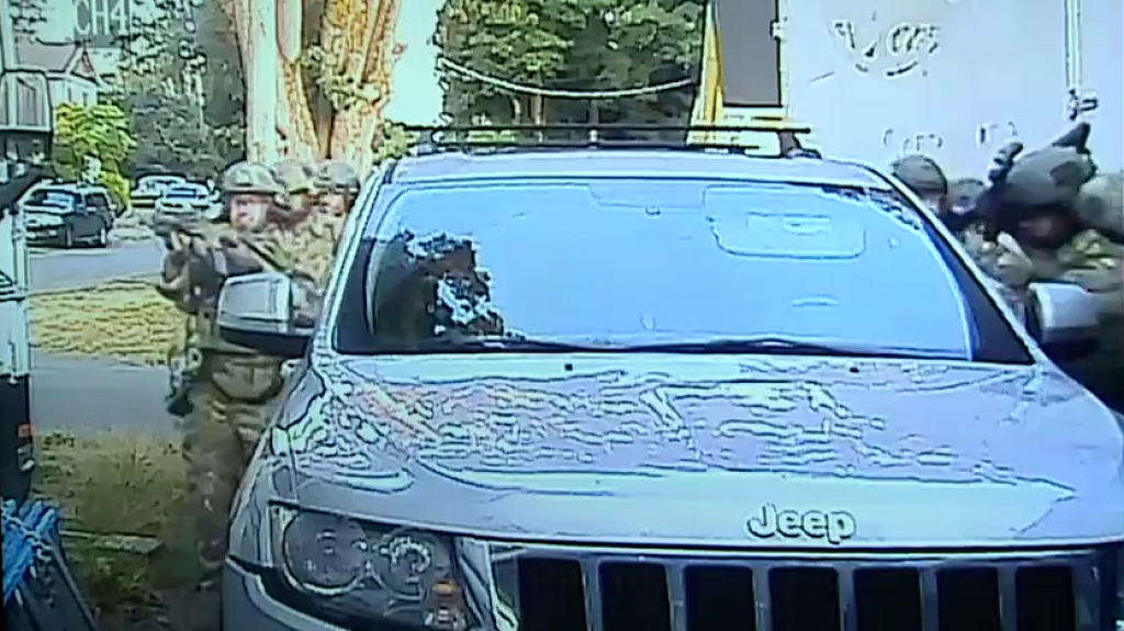  Video: Redada en la que mujer de 33 a&ntilde;os acusada de hackear Capital One fue detenida por agentes camuflados y armados del FBI 