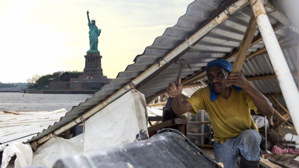  Universitarios de Puerto Rico critican con fotomontajes monumento por hurac&aacute;n Mar&iacute;a 