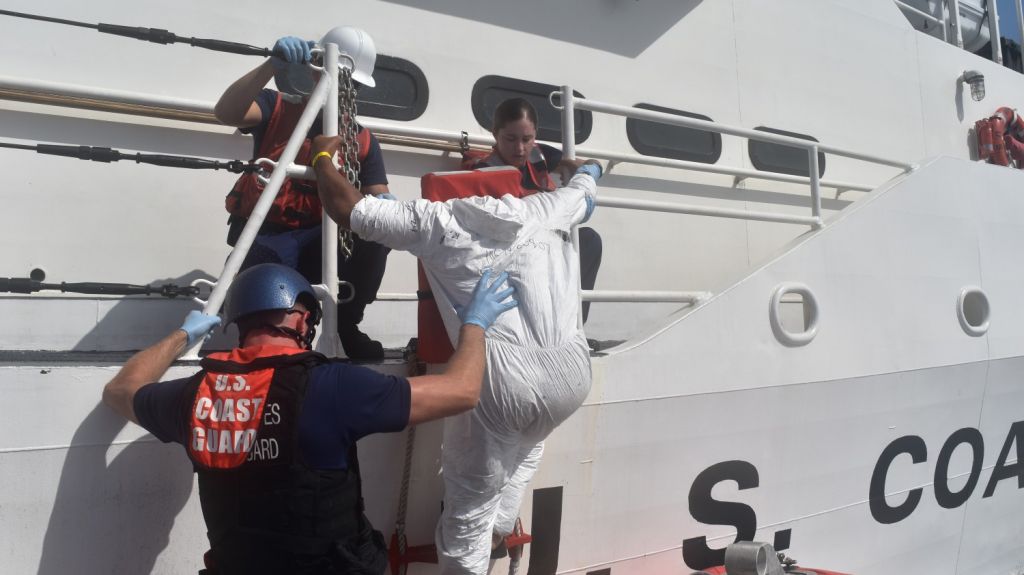  Guardia Costera repatr&iacute;a a 18 inmigrantes a la Republica Dominicana, luego de interceptar una yola cerca de Aguadilla 