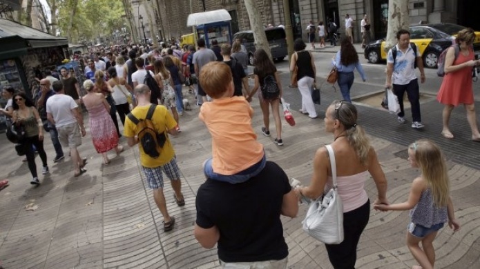 Video: Barcelona recupera poco a poco el pulso de la normalidad