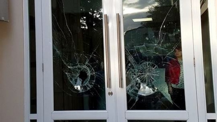 Desconocidos rompen cristales de la entrada principal del municipio de Toa Alta