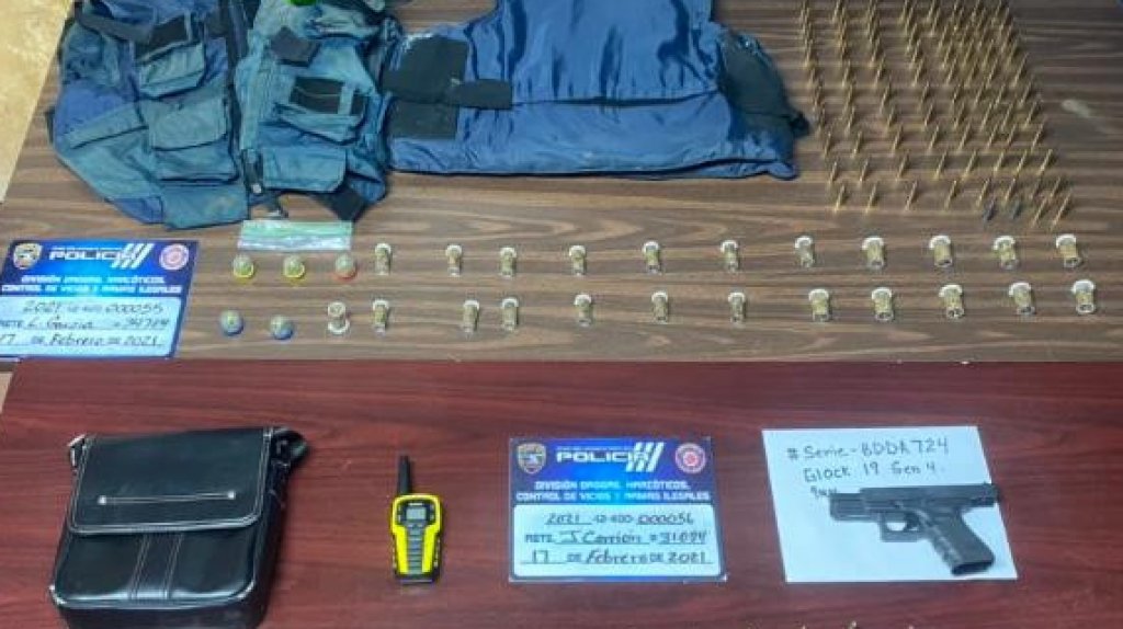  Dos arrestados, pistola, chalecos de la polic&iacute;a y drogas durante intervenciones en Fajardo y Luquillo 