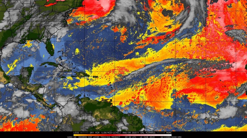  Tiempo mayormente brumoso y caluroso 