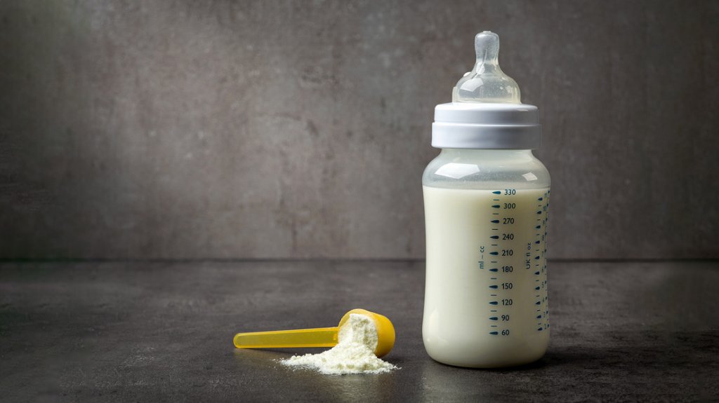  Condenan en EE.UU. a tres personas que estafaron millones de dólares con exportaciones falsas de fórmulas para bebés 