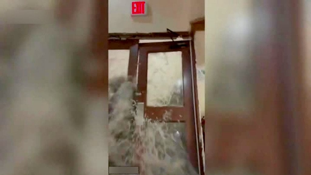  Captado en video como enormes olas impactan contra base militar de EE. UU. en Islas Marshall 