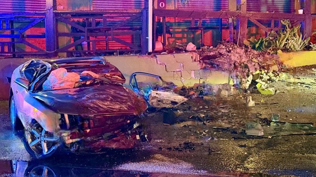  Video: Así quedó el vehículo de un conductor de 30 años que murió al chocar contra una pared de un negocio en Carolina 