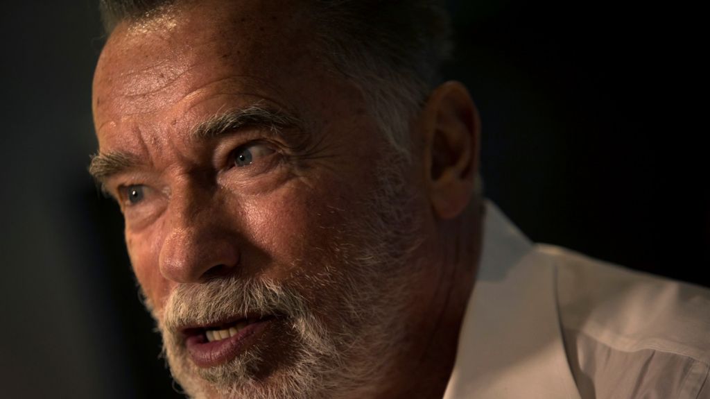  Schwarzenegger promete ayudar a anciana ante desalojo y viraliza su historia 