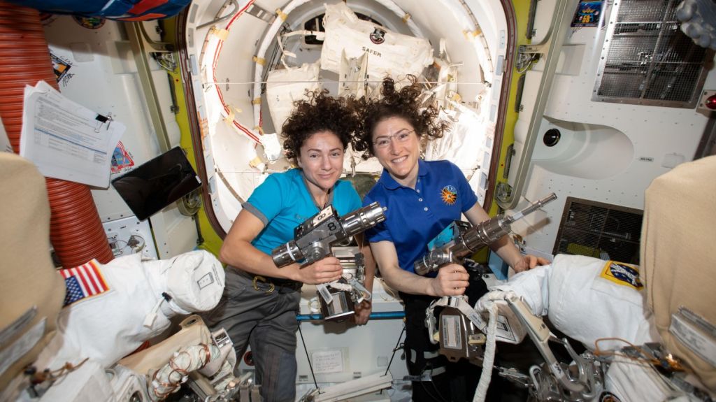  Dos astronautas inician el primer paseo espacial exclusivamente femenino 