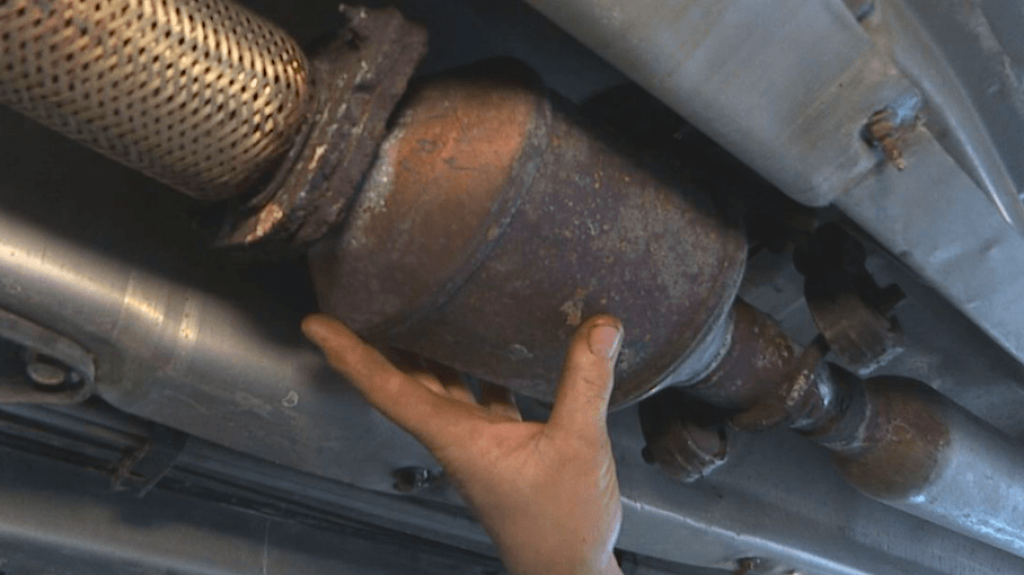  Arrestan a hombre tratando de robarse catal&iacute;tico en Bayam&oacute;n 