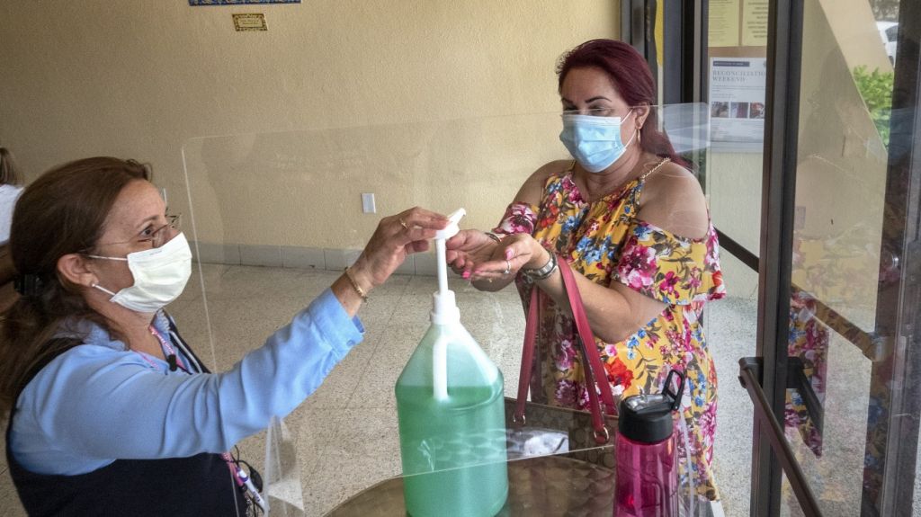  M&eacute;dicos de Florida urgen a exigir uso de m&aacute;scaras ante explosi&oacute;n de COVID-19 